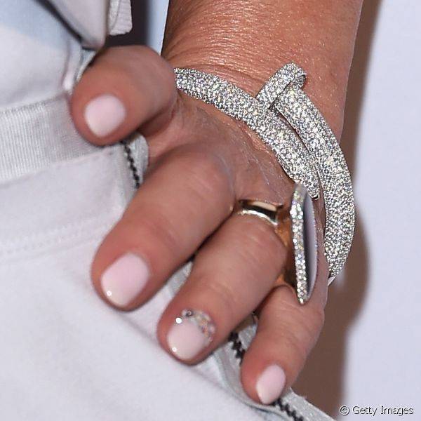 A cantora Paula Abdul usou o glitter apenas em uma das unhas para completar o visual curtinho desfilado em festa pr?-Grammy